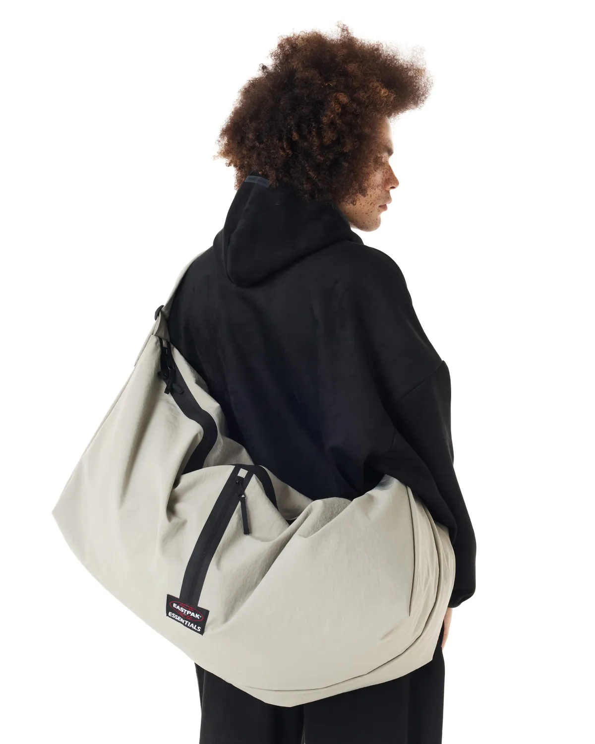 Essentials Shell Bag L schoudertas Cement Large waterafstotend