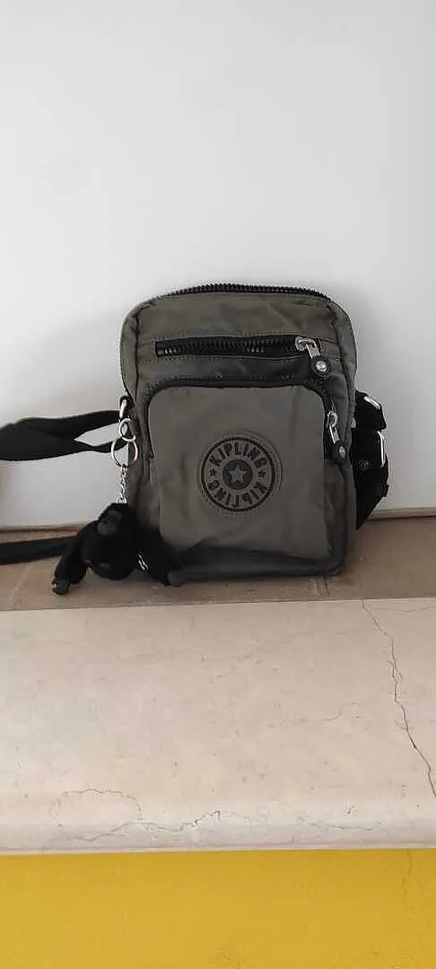Kipling Gunne schoudertas klein grey gris 2 voorvakken