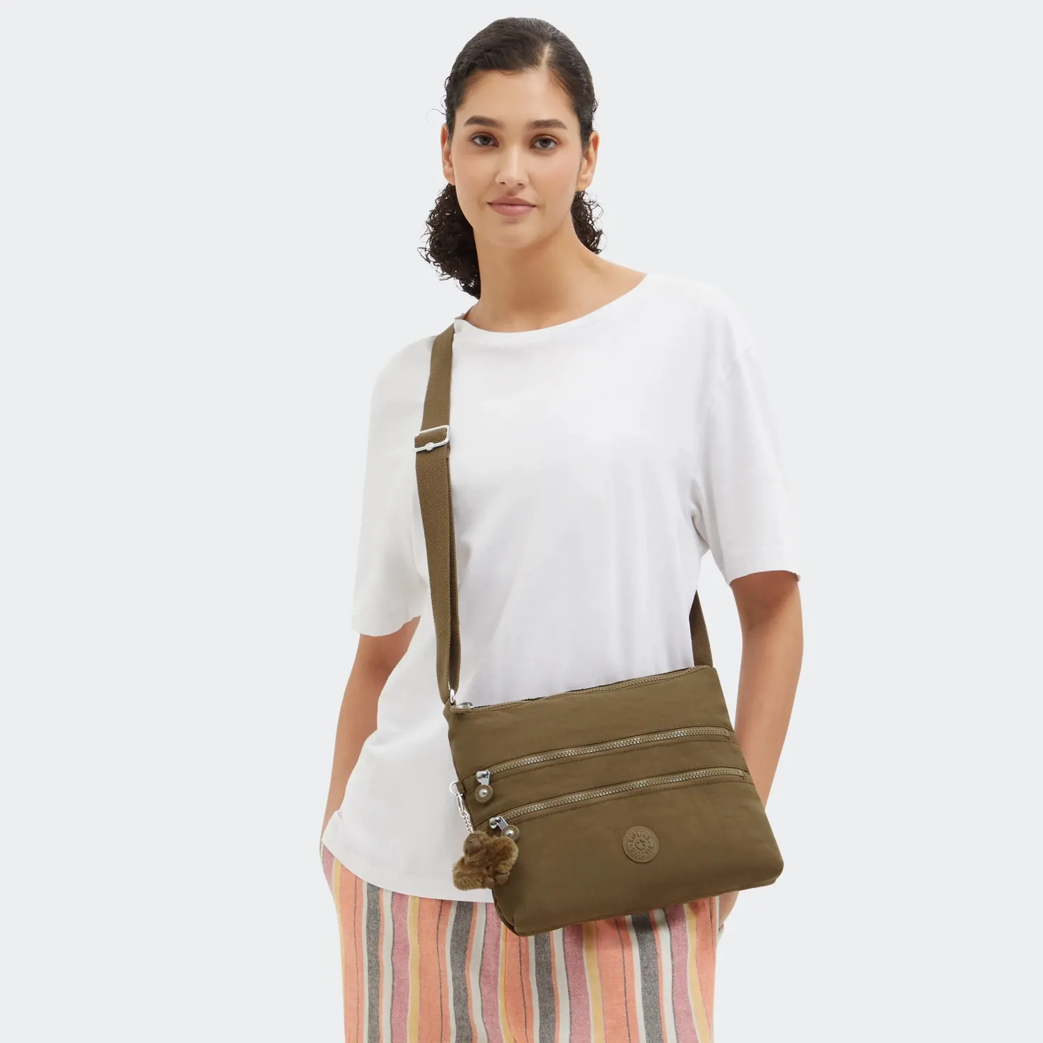 Kipling Alvar Medium schoudertas Smooth Khaki waterafstotend
