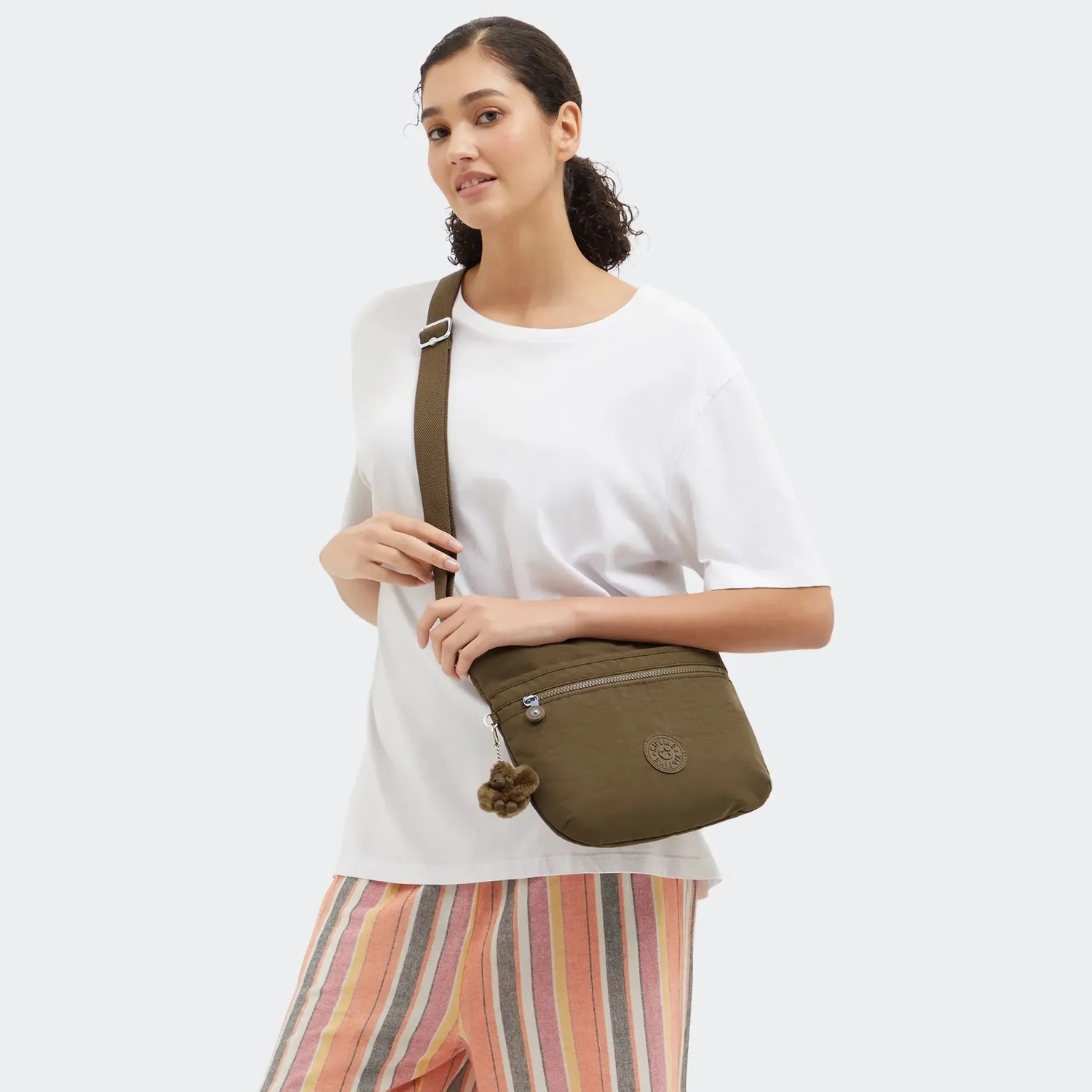 Kipling Arto schoudertas Medium Smooth Khaki waterafstotend