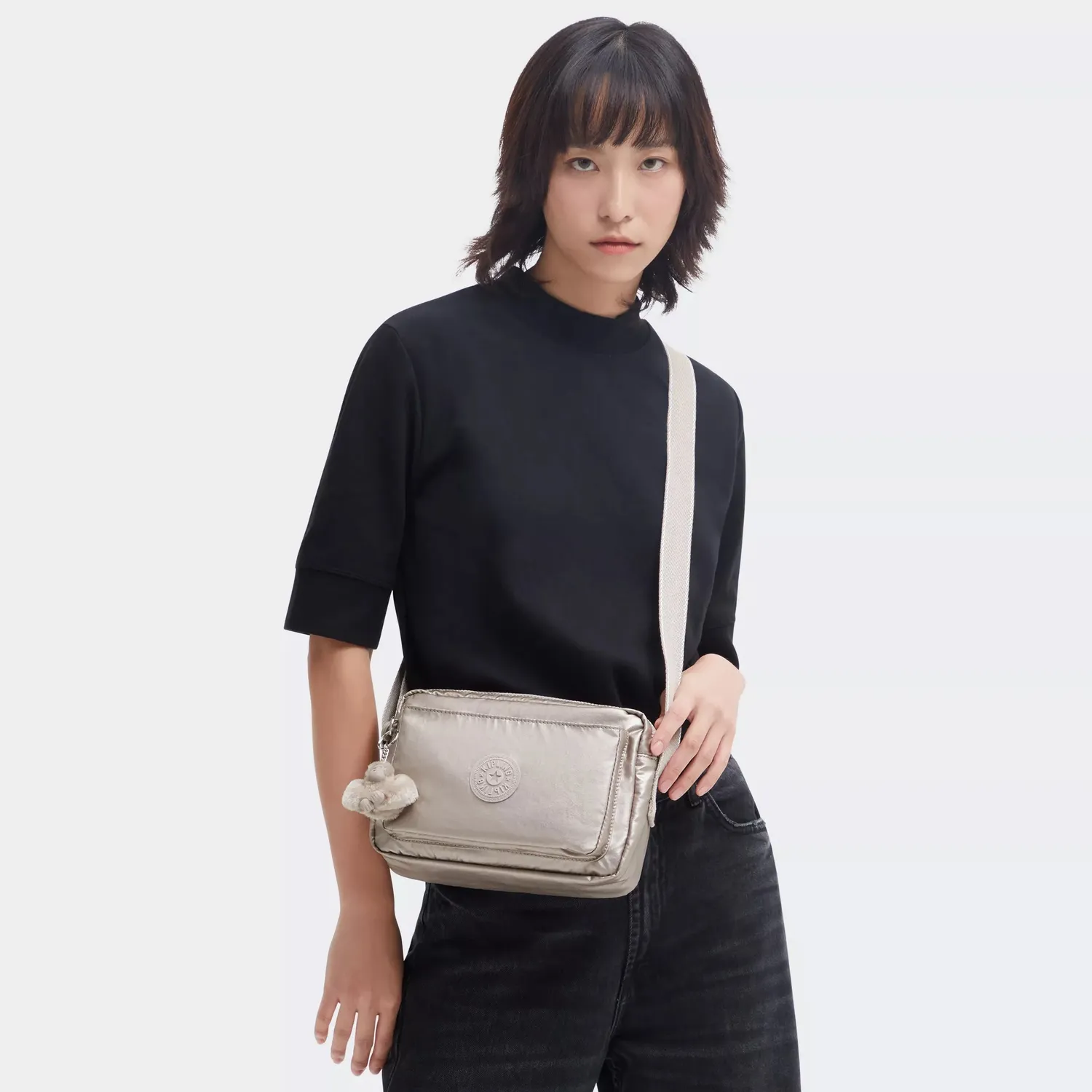 Kipling Abanu M crossbody medium metallic glow schoudertas