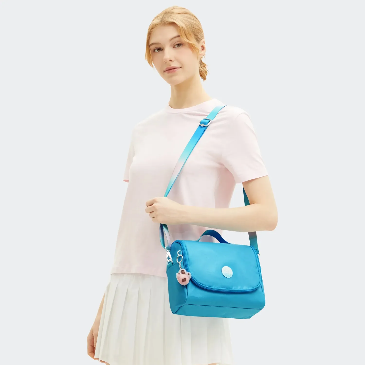 Kipling New Kichirou lunchtas Groot Sea Blue Metallic trolleybevestiging